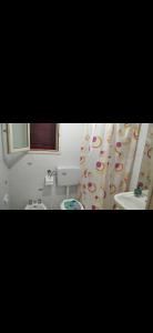 サン・フォカにあるSTELLA SUL MAREのトイレとシャワーカーテン付きのバスルーム