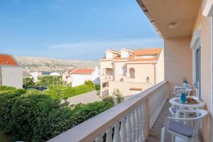Balcony o terrace sa Apartment Wish - two bedrooms with 2 AC renewed