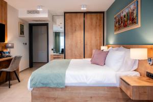 Letto o letti in una camera di Dve Kule Resort & Winery