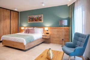 Letto o letti in una camera di Dve Kule Resort & Winery
