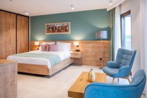 Letto o letti in una camera di Dve Kule Resort & Winery