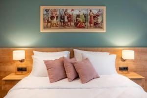 Letto o letti in una camera di Dve Kule Resort & Winery