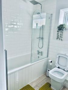 uma casa de banho com um chuveiro, um WC e um lavatório. em Dover Castle Luxury Apartments em Kent