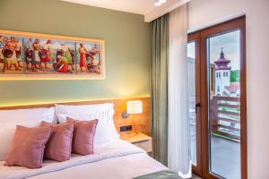 Letto o letti in una camera di Dve Kule Resort & Winery