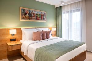 Letto o letti in una camera di Dve Kule Resort & Winery