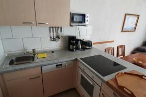 eine Küche mit einer Spüle und einer Arbeitsplatte in der Unterkunft Ferienhaus Schotstek in Warnemünde