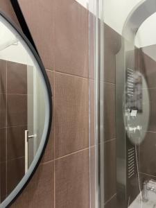 een badkamer met een spiegel en een douche bij Garden View boutique apartments in Gorizia