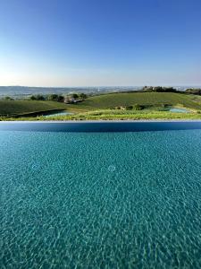 een luchtbeeld van een grote hoeveelheid water bij Podere Mantignano in Faenza