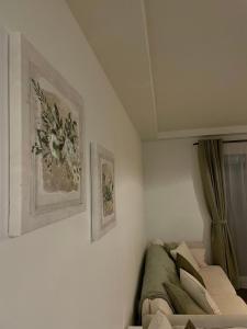 um quarto com uma cama e duas fotografias na parede em The Meadows Hideaway em Doolin