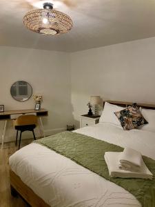 sypialnia z łóżkiem z lampką i biurkiem w obiekcie The Meadows Hideaway w mieście Doolin