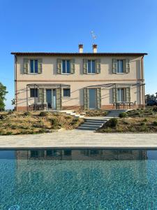 een huis met een zwembad ervoor bij Podere Mantignano in Faenza