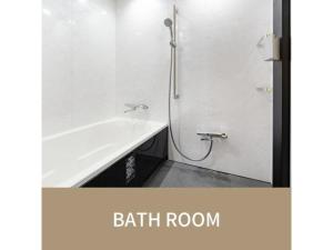 łazienka z prysznicem i wanną w obiekcie The OneFive Villa Fukuoka - Vacation STAY 33467v w mieście Fukuoka