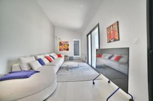 uma sala de estar branca com um grande sofá branco em Villa de Rêve à La Tremblade - Piscine chauffée em La Tremblade