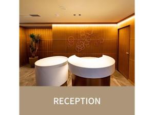 łazienka z 2 białymi toaletami w pokoju w obiekcie The OneFive Villa Fukuoka - Vacation STAY 33467v w mieście Fukuoka