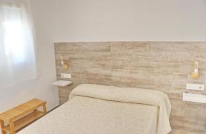 Un dormitorio con una cama y una pared de ladrillo. en Complejo La Chanca, HAB 11, en Conil de la Frontera