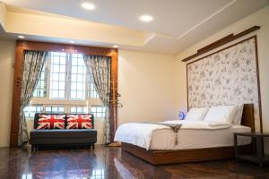宜蘭市的住宿－宜蘭 星居 包層公寓，一间卧室设有一张大床和一个窗户。