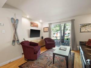 TV a/nebo společenská místnost v ubytování Relaxing 2 Bedroom steps from Vail Resort