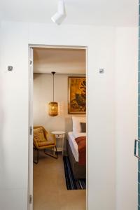una camera d'albergo con letto e sedia di Galathea House a Kotor (Cattaro)
