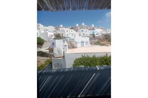 een uitzicht vanaf het balkon van een huis met witte gebouwen bij Politimis Studio N2 in Amorgós