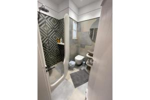 een badkamer met een toilet en een wastafel bij Politimis Studio N2 in Amorgós