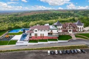 una vista aerea di una villa con auto parcheggiate in un parcheggio di Dve Kule Resort & Winery a Bačinci