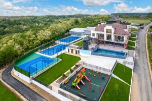 Bazén v ubytování Dve Kule Resort & Winery nebo v jeho okolí