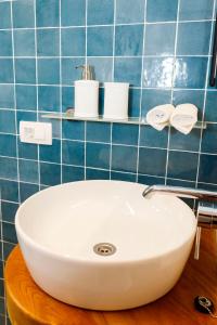 un lavandino bianco in un bagno piastrellato blu di Galathea House a Kotor (Cattaro)