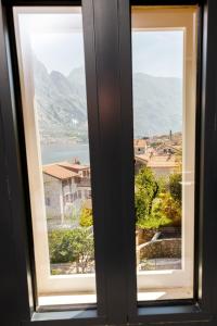 una finestra con vista sulla città di Galathea House a Kotor (Cattaro)