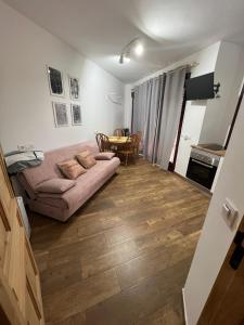 a living room with a couch and a table at Apartamento Ciempozuelos III, cerca del Parque Warner y Madrid in Ciempozuelos