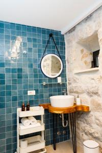 bagno piastrellato blu con lavandino e specchio di Galathea House a Kotor (Cattaro)