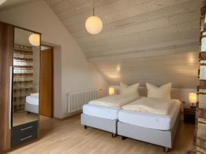 フィーアゼンにあるHotel-Restaurant-Haus Bergerのベッドルーム1室(ベッド2台、鏡付)
