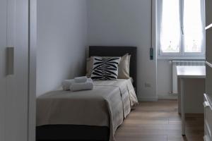 ein Schlafzimmer mit einem Bett in einem weißen Zimmer in der Unterkunft Luminous Home Roma Trastevere in Rom