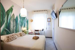 um quarto com uma cama com um urso de peluche em B&B La Volpina em Rimini