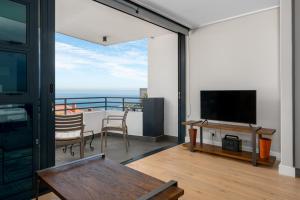 sala de estar con vistas al océano en 7 on Bantry Apartments en Ciudad del Cabo