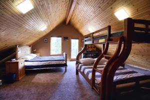 a room with two bunk beds in a cabin at Cozy Mountain Home in Twin Lakes Great for groups in Twin Lakes