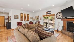 ein Wohnzimmer mit einem Sofa und einem Kamin in der Unterkunft New Listing - Doc's Place - Beautiful Hot Tub Views in Leadville