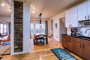 una cucina con armadi bianchi e una sala da pranzo con tavolo di New Listing - Tranquil Retreat with Hot Tub a Des Moines