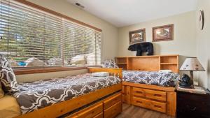 Ένα ή περισσότερα κρεβάτια σε δωμάτιο στο New Listing - Doc's Place - Beautiful Hot Tub Views