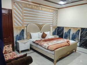 a bedroom with a king sized bed in a room at Al Wasay Hotel in Rawalpindi