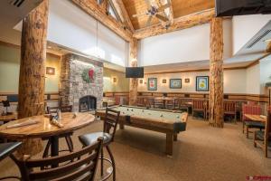una sala de billar con chimenea y mesa de billar en 1bd 274 Perfect Location with Pool and Hot Tub, en Crested Butte