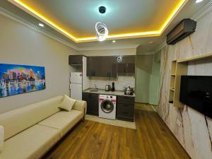 uma sala de estar com um sofá e uma cozinha em Sisli House By Remar Holding em Istambul