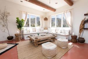 A seating area at Renovated Lodge - Room 3 with pool access