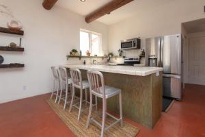 A kitchen or kitchenette at Renovated Lodge - Room 3 with pool access