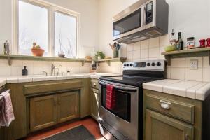 A kitchen or kitchenette at Renovated Lodge - Room 3 with pool access