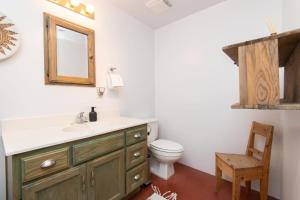 A bathroom at Renovated Lodge - Room 3 with pool access