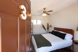 A bed or beds in a room at Renovated Lodge - Room 3 with pool access