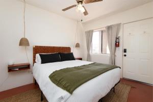 A bed or beds in a room at Renovated Lodge - Room 3 with pool access