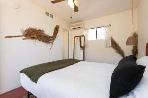 A bed or beds in a room at Renovated Lodge - Room 3 with pool access