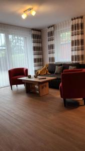 ein Wohnzimmer mit einem Sofa und einem Couchtisch in der Unterkunft NEU! Ferienwohnung Flut Ostfriesland in Marienhafe