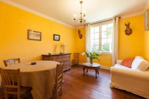 サン・マロにあるLes Bleuetsの黄色の壁のリビングルーム(テーブル、ソファ付)